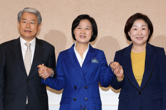 국민의당 김동철 비상대책위원장(왼쪽부터), 더불어민주당 추미애 대표, 정의당 심상정 상임대표가 6일 오전 국회에서 열린 야3당 대표 회동에 앞서 기념촬영을 하고 있다.  연합뉴스